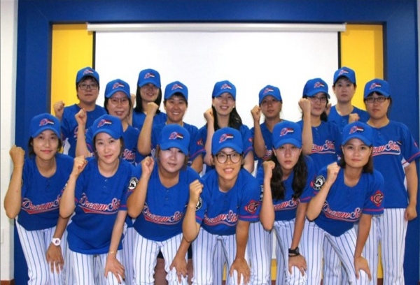 충남지역에서는 유일하게 한국여자야구연맹에 등록한‘서산 드림스타 여성 야구단’이 4일 서산잠홍야구장에서 창단식을 갖고 기념촬영을 하고 있다.<서산/장인철>
