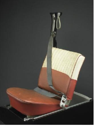 [그림] 볼보 PV544에 장착된 최초의 3점식 안전벨트 (볼보자동차코리아)