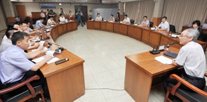 8일 청주시청 대회의실에서 개최된 ‘대형마트·SSM 점장과의 간담회’에서 참석자들이 영업시간 제한과 의무휴업일 지정 등에 대한 의견을 논의하고 있다.	<사진/임동빈>