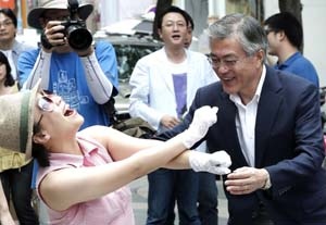 민주통합당 문재인 후보가 13일 명동 예술극장 앞에서 선거인단모집 캠페인을 벌이고 있다. 