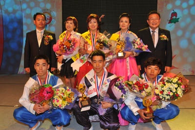 지난해 열린 고추아줌마,미스터 선발대회 수상자.