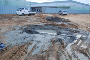 구덩이 속에 비닐도 깔지 않은 채 방치된 폐콘크리트.