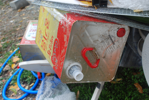  충남산림환경연구소 내 간이쓰레기 야적장에 방치된 식용유 기름통이 기름으로 뒤범벅 돼있다.