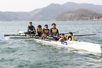 안전조교와 동승해 조정체험을 하고 있는 가족..