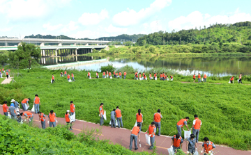 하천변에 버려진 쓰레기와 오물을 수거하는 환경정화활동을 벌이고 있다.