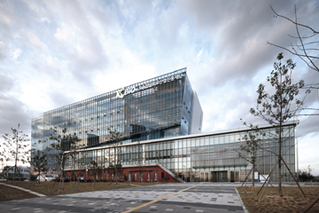 오송 첨단의료복합단지 지원기관인 오송첨단의료산업진흥재단 전경.   