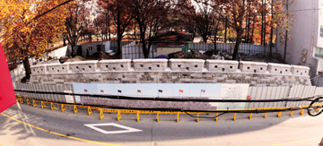 청주읍성 옛 서벽 35m 구간중 원래 위치인 청주중앙공원 서쪽에 높이 3.6m, 폭 4.6m의 원형으로 청주읍성이 복원된다. 청주시가 일제의 훼손으로 청주 곳곳에 흩어진 성돌 모으기 운동을 펼쳐 800여개의 성돌을 찾았으며, 이 가운데 650개가 복원에 활용됐다. 청주읍성은 다음달 중순께 모든 공사가 마무리돼 100년만에 일부구간 옛모습을 복원하게된다.                         <사진/ 임동빈>