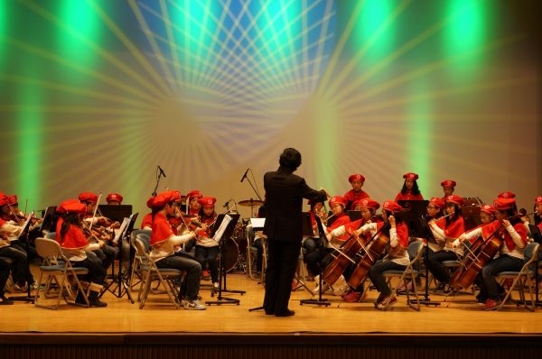 초평초 ‘라온제나 오케스트라’ 학생들이 연주를 하고 있다.